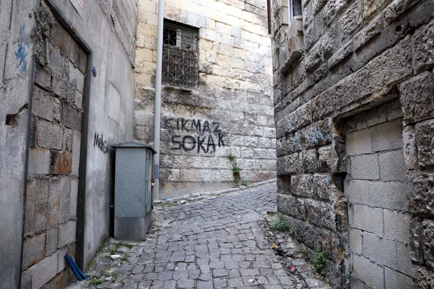 100 yıllık taş binanın kapıları, hırsızlara karşı briket örülerek kapatıldı 8