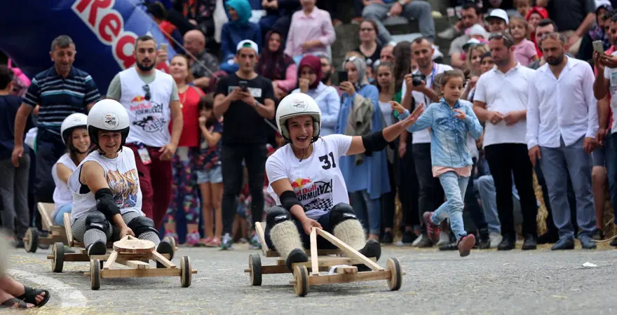 'Formulaz'a çay taşıyarak hazırlanıyorlar 13