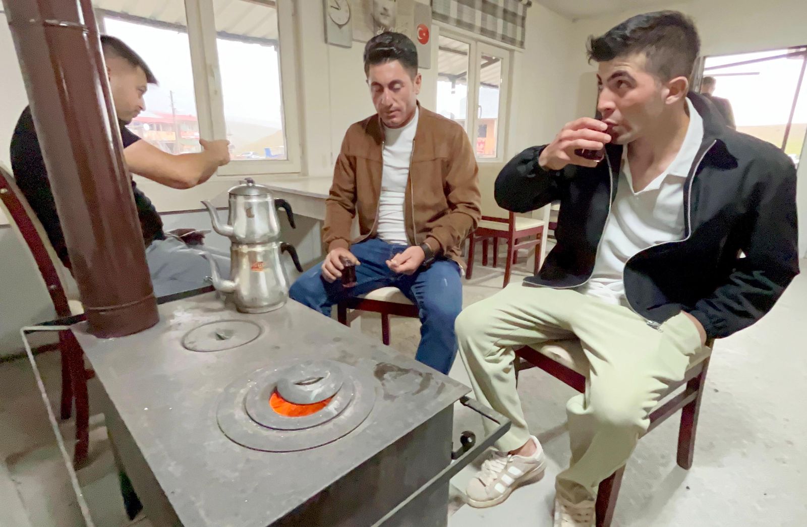 Temmuz ortasında soba yakarak ısınıyorlar: Bir ilde hava sıcaklığı 0 dereceye düşüyor