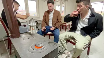 Temmuz ortasında soba yakarak ısınıyorlar: Bir ilde hava sıcaklığı 0 dereceye düşüyor