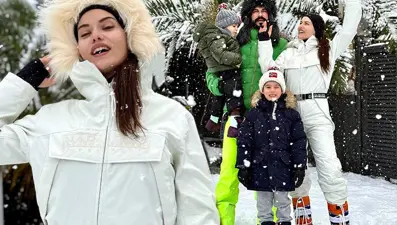 Fahriye Evcen ile Burak Özçivit karın keyfini çıkardı! Aile pozları gündem oldu
