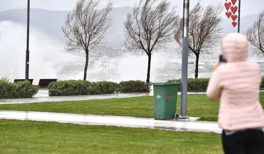 İzmir'de fırtına: Deniz taştı, işyerlerini su bastı 30