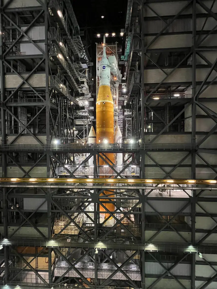 NASA Ay görevi için inşa edilen dev roketi, ilk kez fırlatma rampasına taşıyacak 1