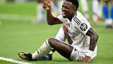 Irkçı saldırıların hedefindeki Vinicius Jr'a futbol tarihine geçecek teklif