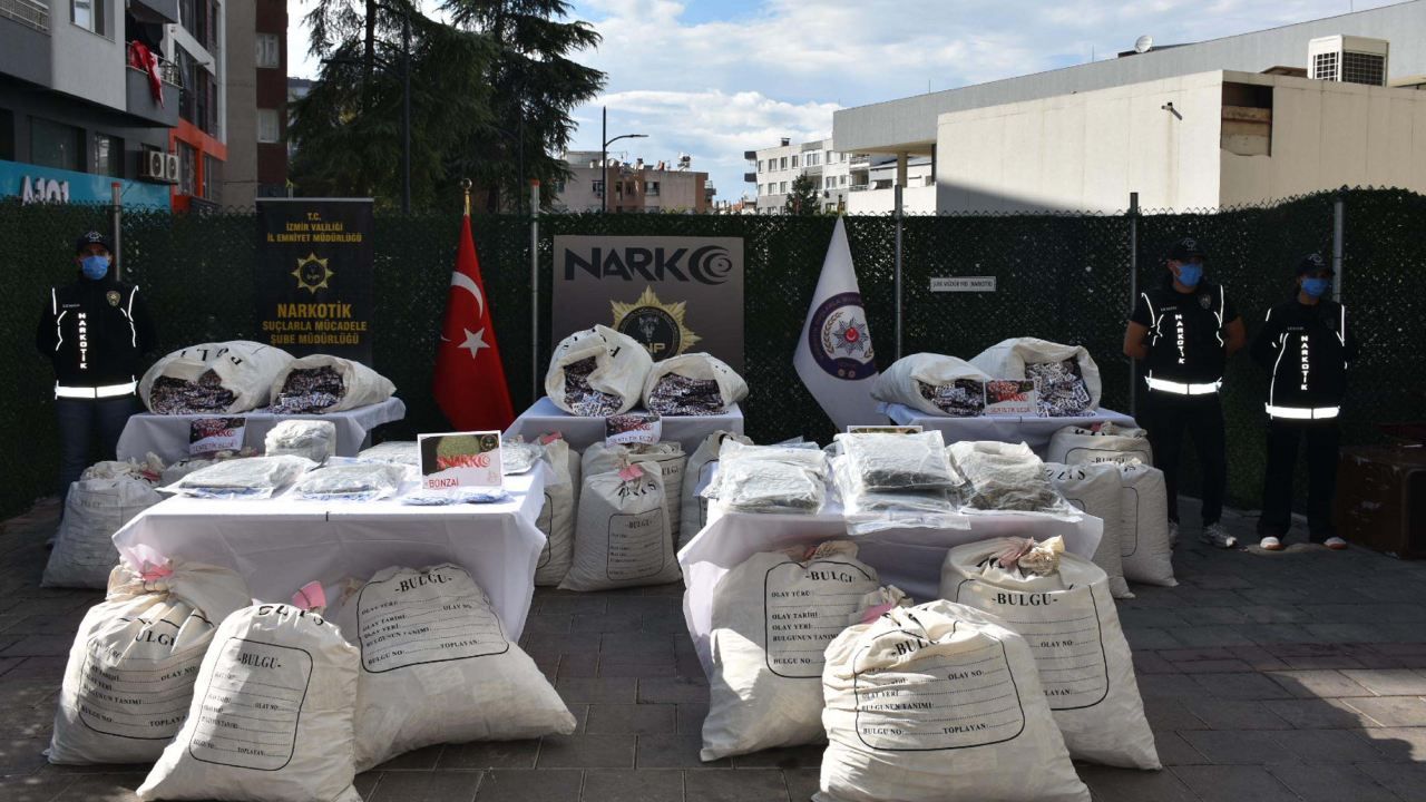 İzmir'de uyuşturucu operasyonu:  881 bin sentetik hap ele geçirildi