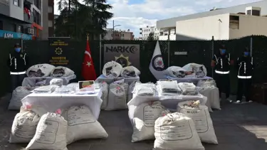 İzmir'de uyuşturucu operasyonu: 881 bin sentetik hap ele geçirildi