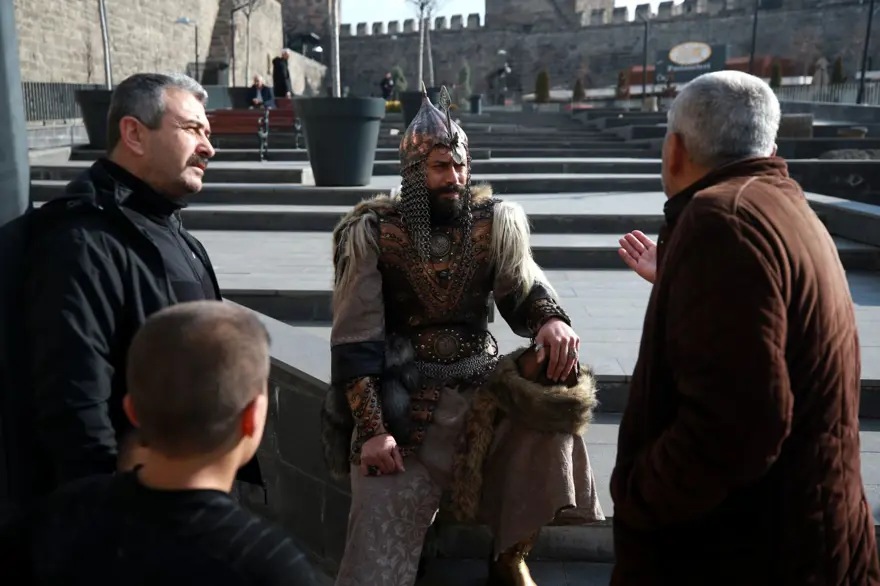 Giydiği kıyafeti çizme, yüzük, kılıç kınıyla tamamlıyor: 33 yaşındaki Gezer alp kıyafetliyle ilgi çekiyor 28