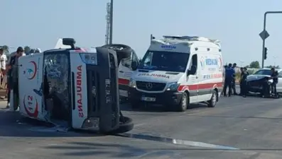 Antalya'da hasta taşıyan ambulans kaza yaptı: Yaralılar var
