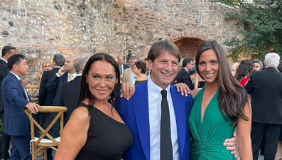 Hülya Avşar ve Kaya Çilingiroğlu kızları Zehra ile poz verdi