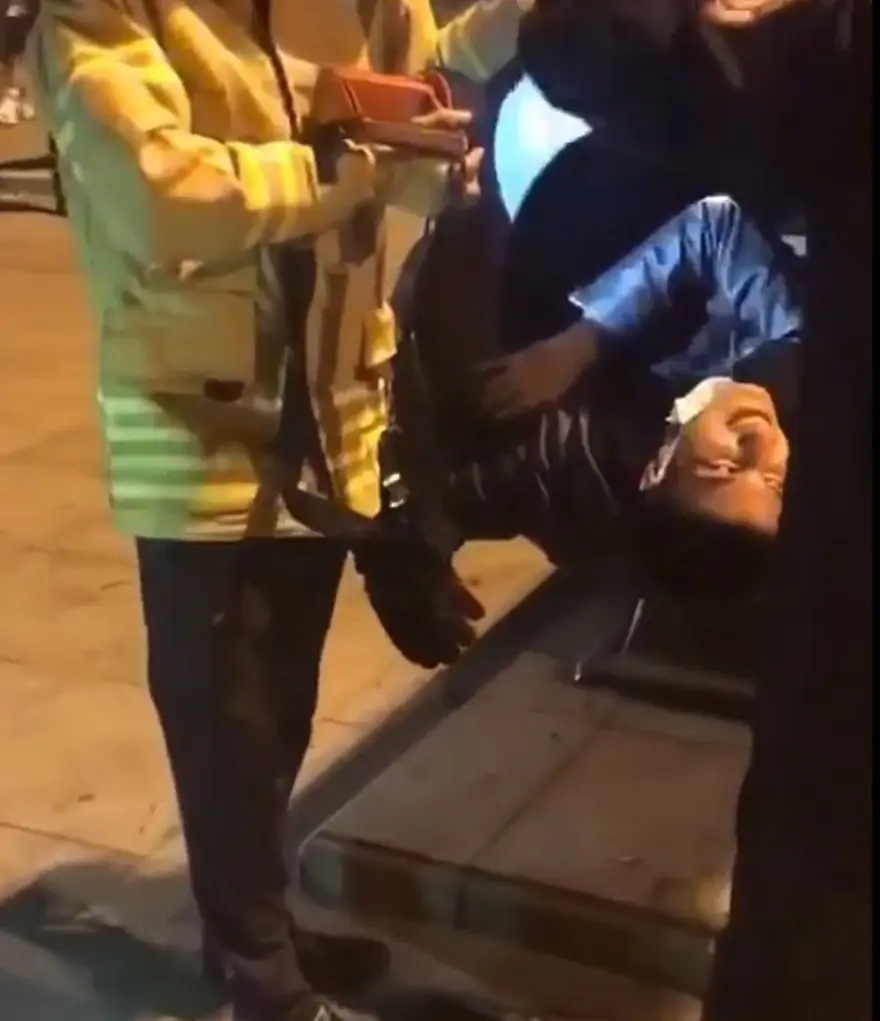 Fotoğraf çektirmek için girdiği tarihi topun içinden çıkamadı 1