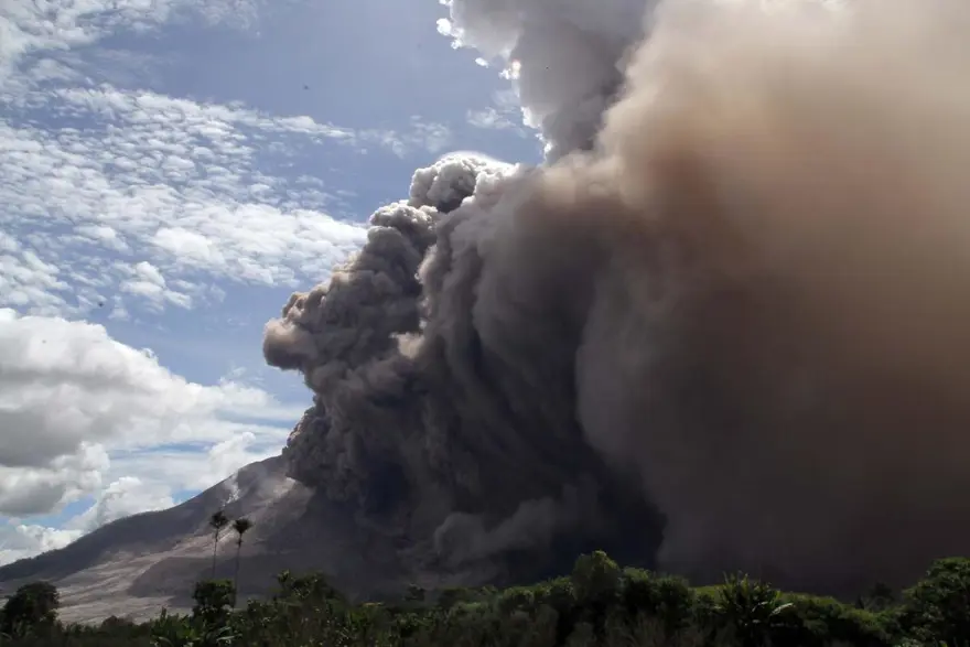 Sinabung binlerce kişiyi evinden etti 1