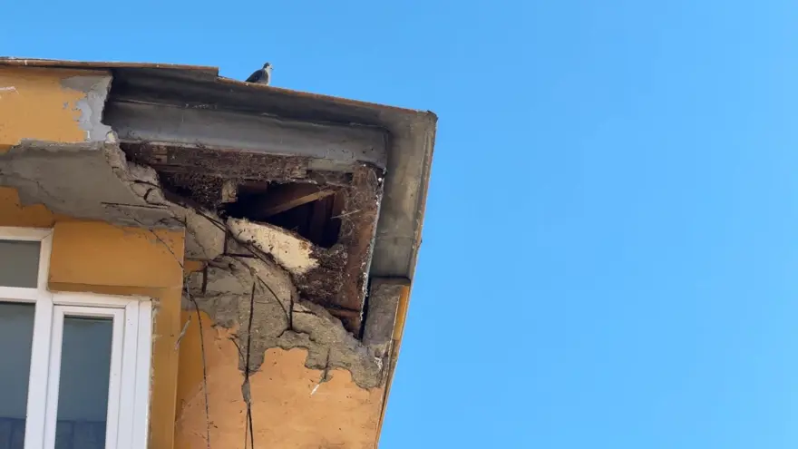 İstanbul'da korku dolu anlar: 7 katlı binadan kopan parçalar yola düştü 