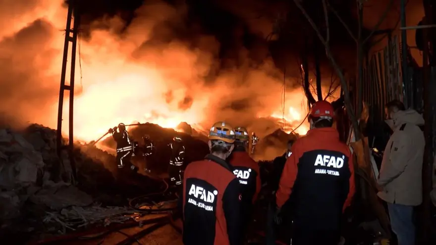 Geri dönüşüm tesisindeki yangın 6 saatte söndürüldü 7