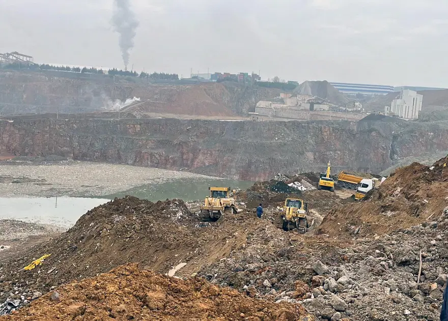 Gebze’de faciadan dönüldü: Kamyonlar topraklaberaber kaydı 4 Gebze’de faciadan dönüldü: Kamyonlar topraklaberaber kaydı 4