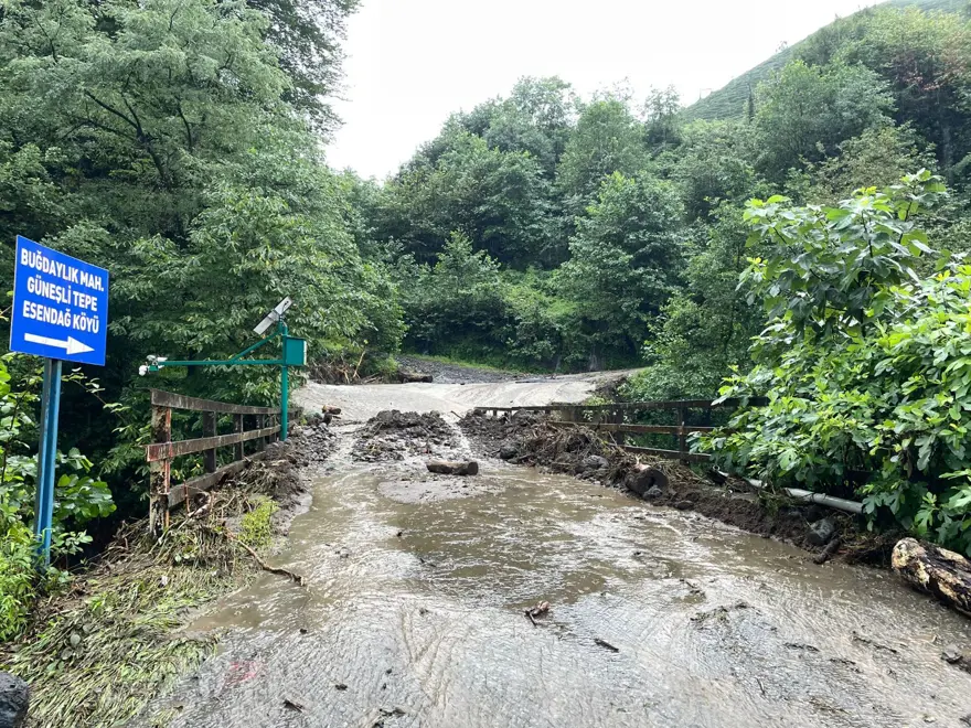 Rize'de sağanak ve heyelan: 11 ev boşaltıldı, karayolu çöktü 6