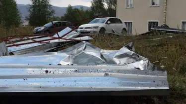 Ardahan’da hortum evlere ve araçlara zarar verdi
