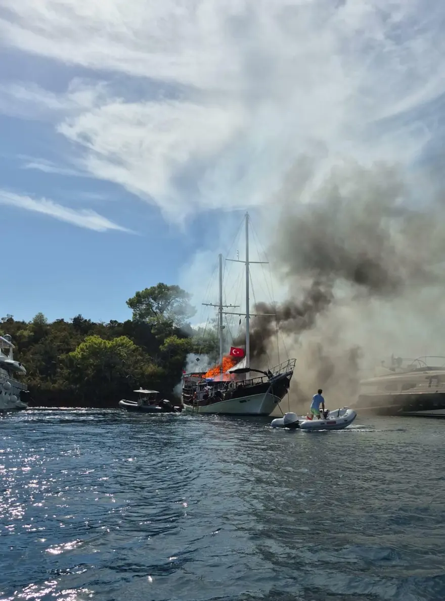 Fethiye'de tekne alev topuna döndü 1 Fethiye'de tekne alev topuna döndü 1