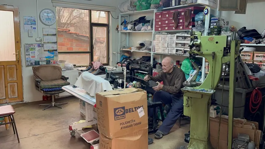 73 yaşında, 61 yıldır mesleğini sürdürüyor: Bin bir emekle tamir ediyor 4