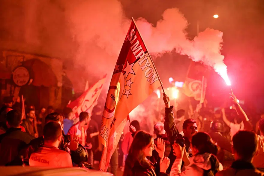 Galatasaray taraftarı sokağa döküldü 1 Galatasaray taraftarı sokağa döküldü 1