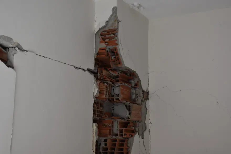 Patlayan bina kolonundan tuğla çıktı: "İnsan hayatı bu kadar mı ucuz" 9