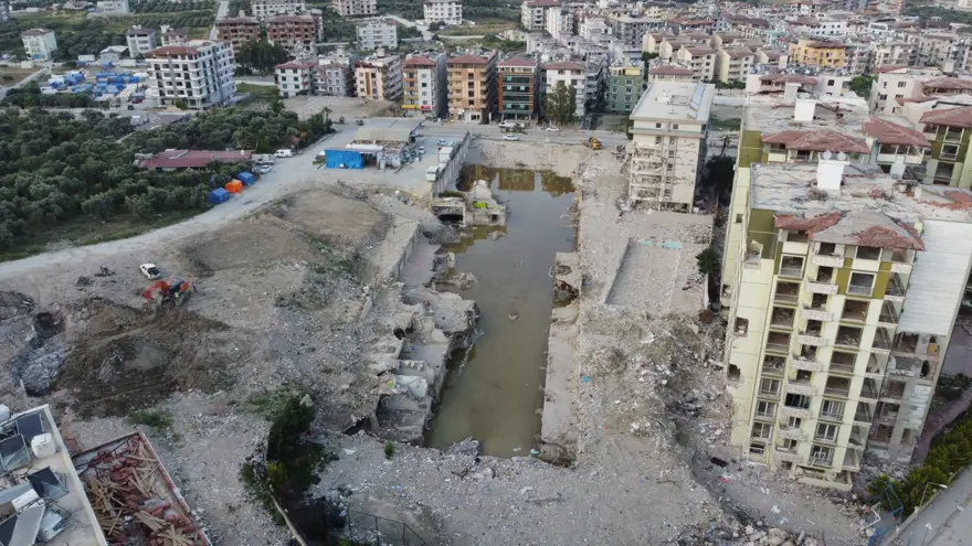 Yüzlerce kişiye mezar olan Rönesans Rezidans'ın enkazı suyla doldu 4