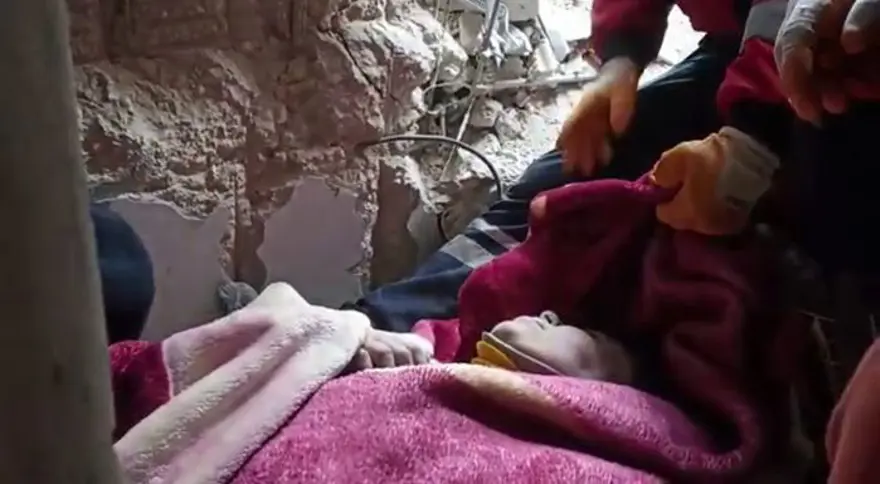 175’İNCİ SAATTE ENKAZDAN SAĞ OLARAK ÇIKARILDI 48