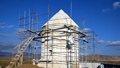 Depremde kısmen yıkılan 600 yıllık Yusuf Kümbeti restorasyonunda sona gelindi