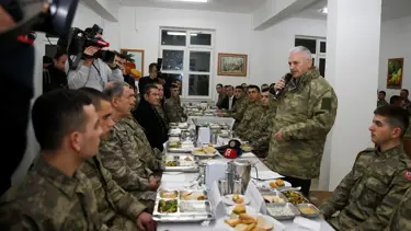 Son dakika haberi... Başbakan Yıldırım: Türk askeri, asker kılığına girmiş alçaklara hak ettiği dersi verdi