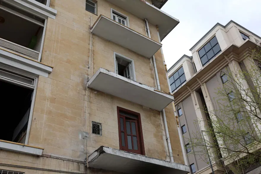 100 yıllık taş binanın kapıları, hırsızlara karşı briket örülerek kapatıldı 6