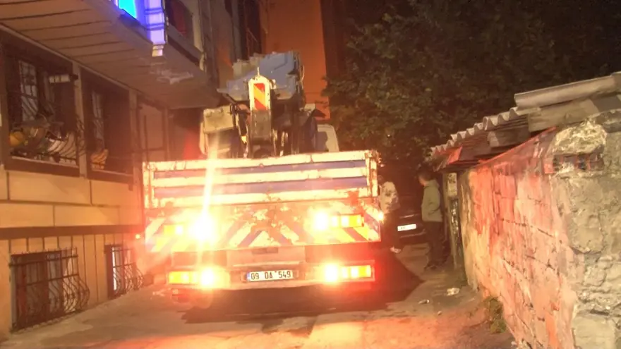 Eyüpsultan'da vinç dehşeti: Mahalleli deprem oluyor sandı Eyüpsultan'da vinç dehşeti: Mahalleli deprem oluyor sandı