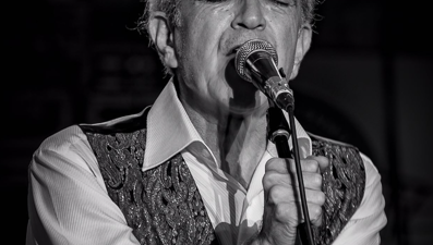 Belediye hoparlörlerinden Edip Akbayram'ın sevilen şarkıları dinlettirildi