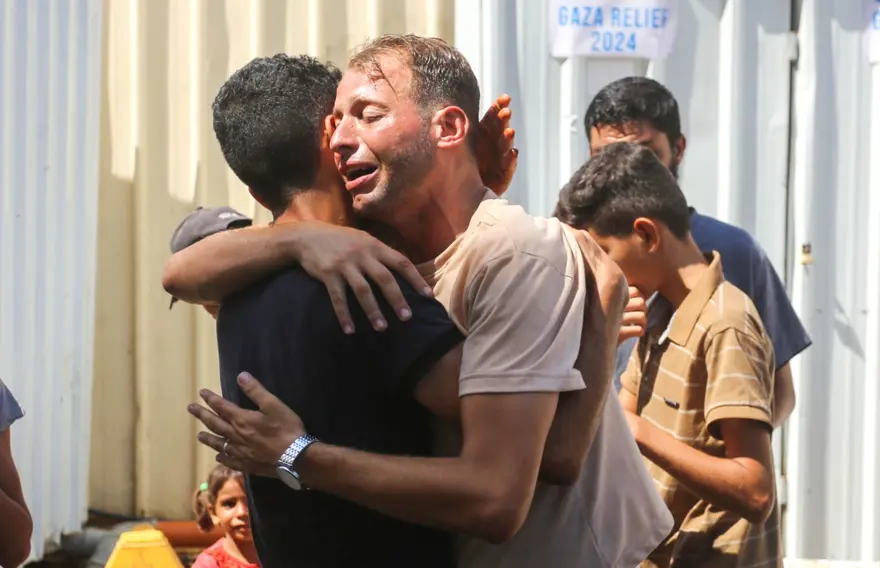 Gazzeli babanın acısı: Bebeklerine doğum belgesi çıkartmaya gitti, tüm ailesini kaybetti 1