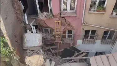 İstanbul'da üç katlı binanın balkonu çöktü