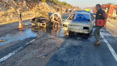 Çarpışan otomobiller alev aldı: 4 ölü