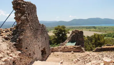 Akyaka Bizans Kalesi’nin giriş kapısı ayağa kaldırılıyor