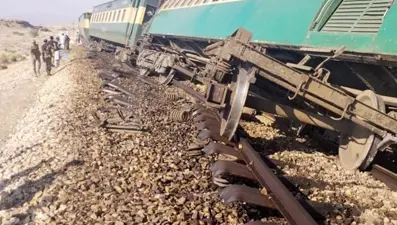 Pakistan’da tren raydan çıktı: 1 ölü, 33 yaralı