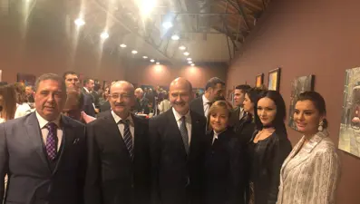 Gazeteci Hande Fırat'tan resim sergisi: Renklerdir Patlayan