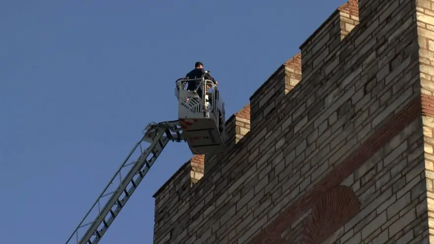 EVİNDE KARA KALEMLE ÇİZİLMİŞ İNSAN FİGÜRLERİ VAR 5