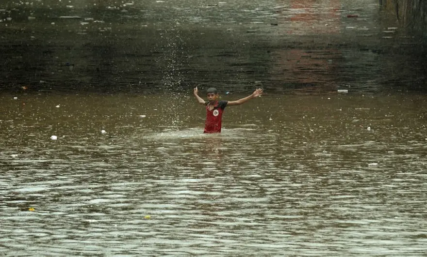 Ganj nehri taştı, evler yıkıldı 5 Ganj nehri taştı, evler yıkıldı 5