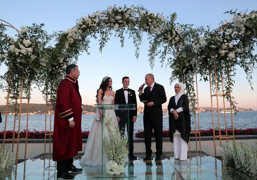 Amine Gülşe'den evlilik sonrası ilk hamle 3