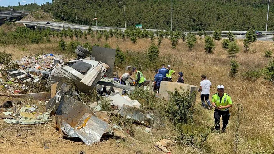 Kuzey Marmara Otoyolu’nda kamyon şarampoledevrildi: 2 yaralı 3