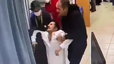 Sağlık çalışanlarına saldırırken kalp krizi geçirdi
