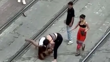 Tramvay yolunda kadınların saç saça baş başa kavga