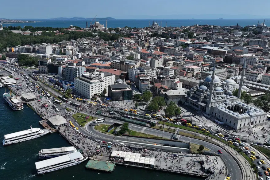 İstanbul'un turistik yerlerinde yoğunluk: Sıcak havaya rağmen meydanlar doldu 3 İstanbul'un turistik yerlerinde yoğunluk: Sıcak havaya rağmen meydanlar doldu 3