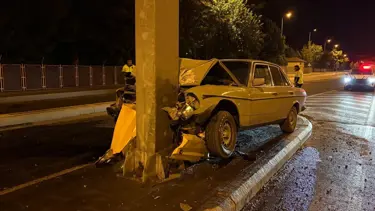 Klasik otomobil direğe ok gibi saplandı