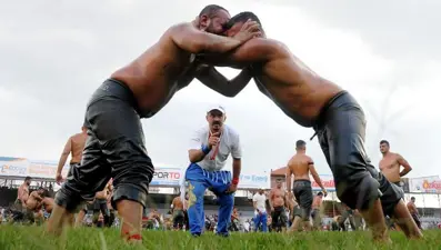 Asırlık gelenek: 673. Tarihi Elmalı Yağlı Güreşleri Antalya’da devam ediyor