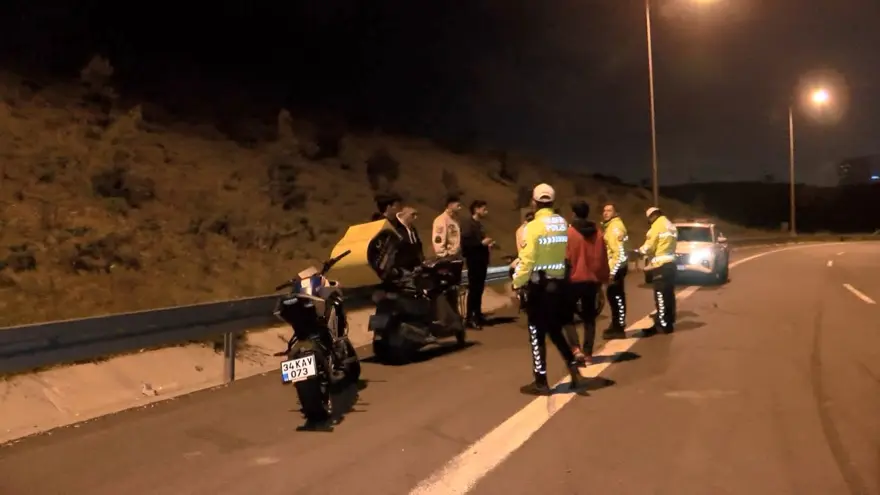 Motosikletlilere polis baskını: 5 motosiklet bağlandı, 2sürücü kaçtı 2 Motosikletlilere polis baskını: 5 motosiklet bağlandı, 2sürücü kaçtı 2
