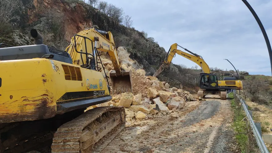 Diyarbakır Eğil'de toprak kayması: Ulaşım kapandı 3