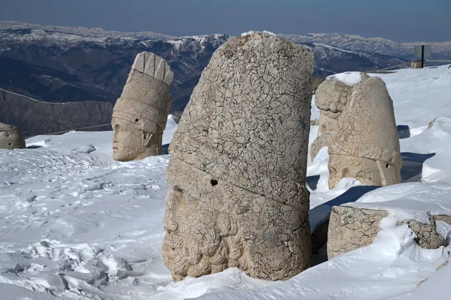 Nemrut Dağı'ndan eşsiz görüntüler: Dev heykeller karlar altında kaldı 15