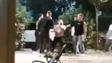 Husumetliler parkta birbirine girdi